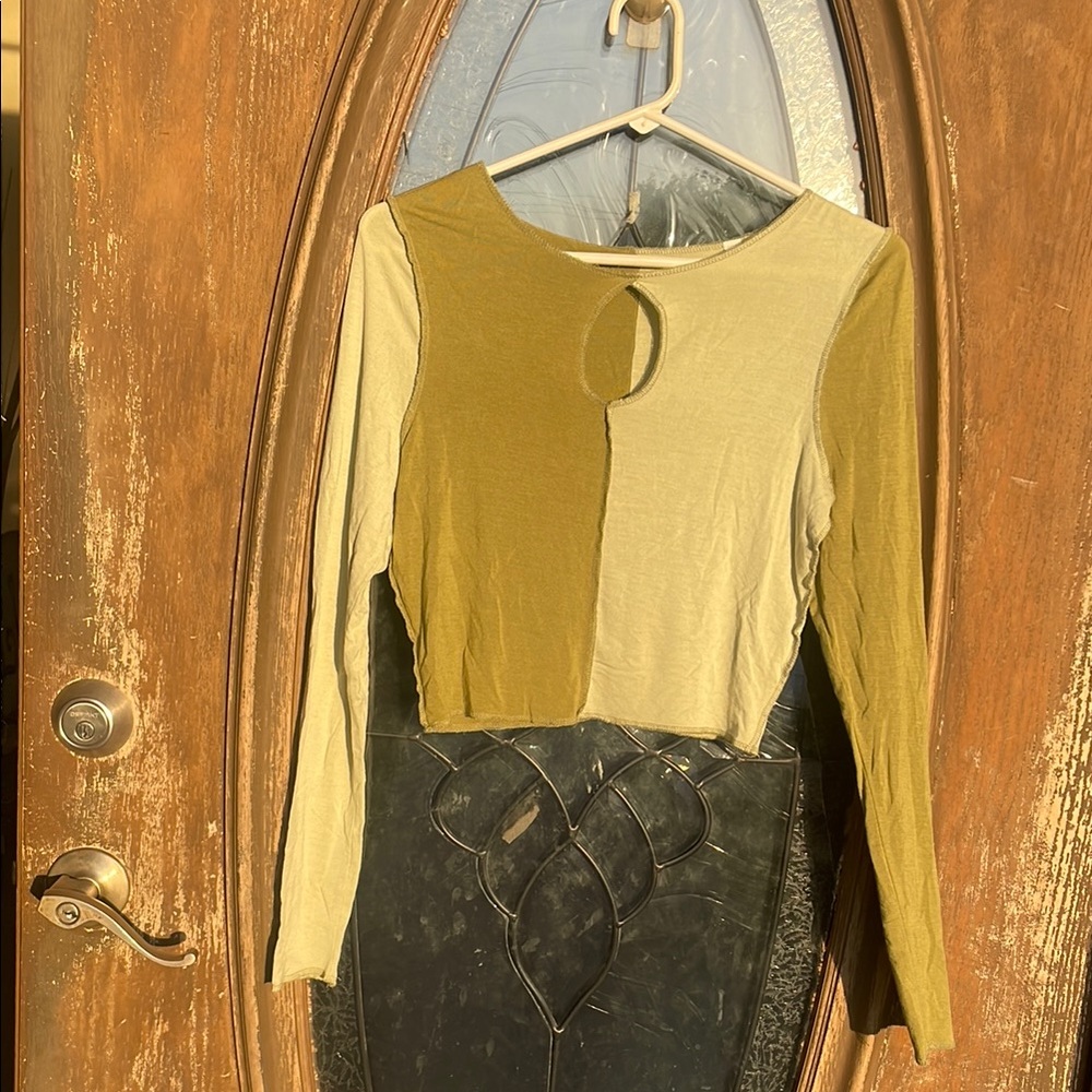 PAC Cropped keyhole Long Sleeve Top! Small